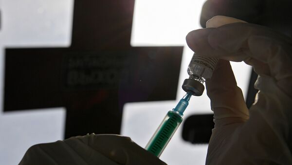 Шприцке вакцина алып жаткан медицина кызматкери. Архив - Sputnik Кыргызстан