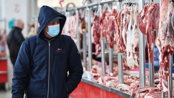 Мужчина на мясном рынке. Архивное фото - Sputnik Кыргызстан