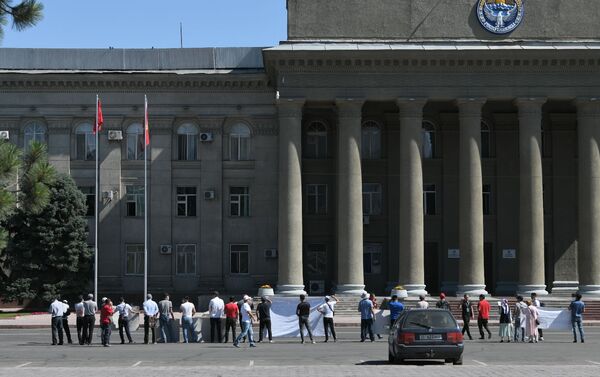Бишкектеги Өкмөт үйүнүн жанында 30 киши катышкан митинг өтүп жатат - Sputnik Кыргызстан