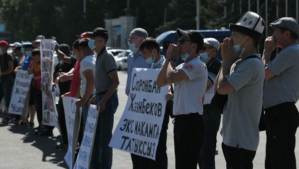 Пострадавшие в октябрьских событиях на митинге у дома правительства в Бишкеке - Sputnik Кыргызстан