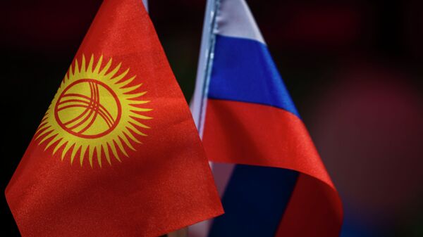Флаги Кыргызстана и России. Архивное фото - Sputnik Кыргызстан