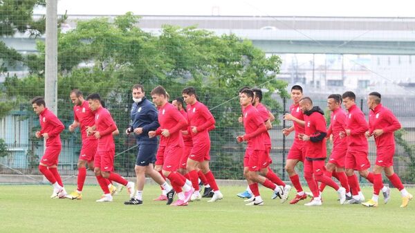 Футболисты сборной Кыргызстана во время тренировки - Sputnik Кыргызстан