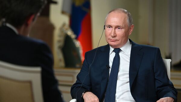 Президент РФ Владимир Путин отвечает на вопросы журналиста телекомпании NBC Кира Симмонса. - Sputnik Кыргызстан
