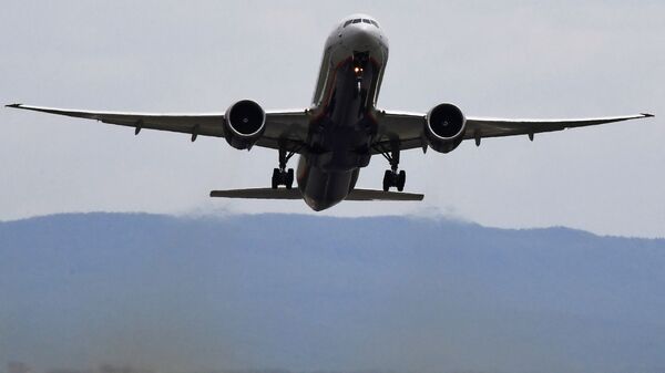 Самолет совершает взлет. Архивное фото - Sputnik Кыргызстан