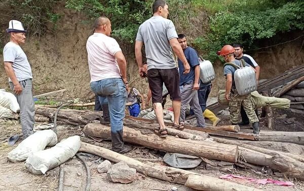 В Сузакском районе Джалал-Абадской области на угольной шахте (забой) произошел обвал, погибли два человека - Sputnik Кыргызстан