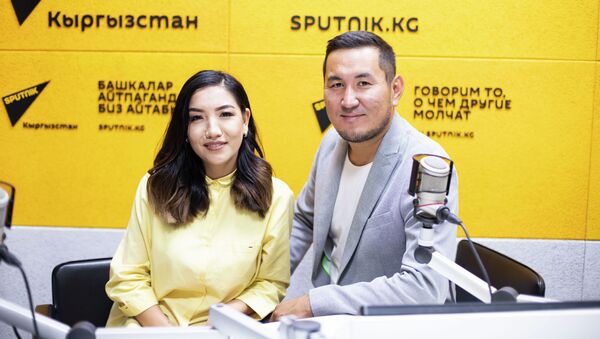 Певец Акбар Суйунбаев и журналист, телеведущая Кундуз Казыбек кызы - Sputnik Кыргызстан