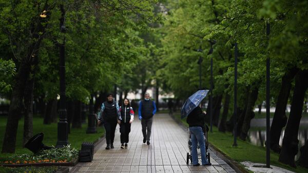 Люди идут во время дождя. Архивное фото - Sputnik Кыргызстан
