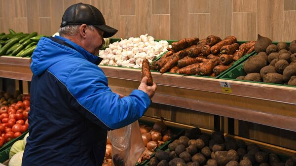 Мужчина покупает овощи в магазине. Архивное фото - Sputnik Кыргызстан