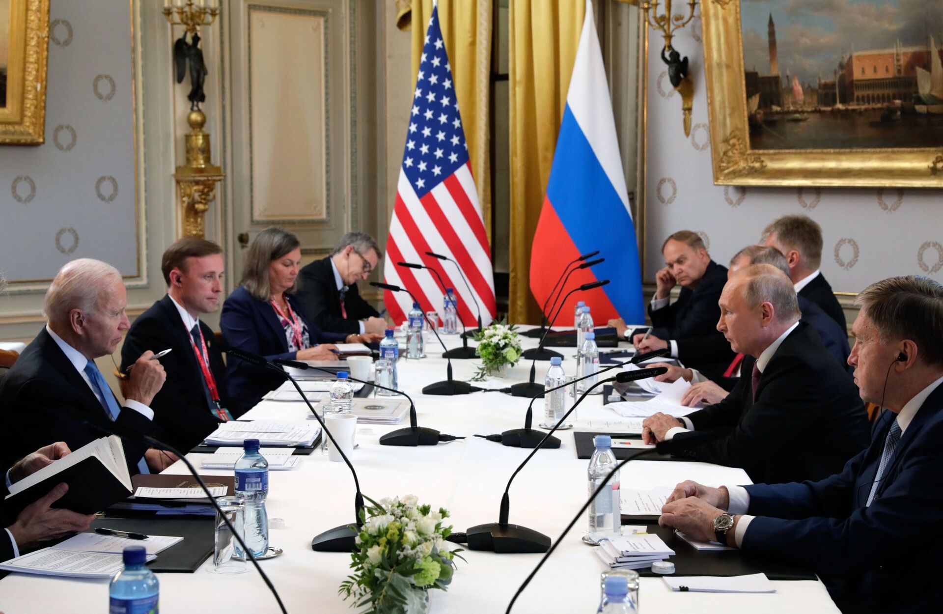 Встреча президентов России и США В. Путина и Дж. Байдена в Женеве - Sputnik Кыргызстан, 1920, 16.12.2021