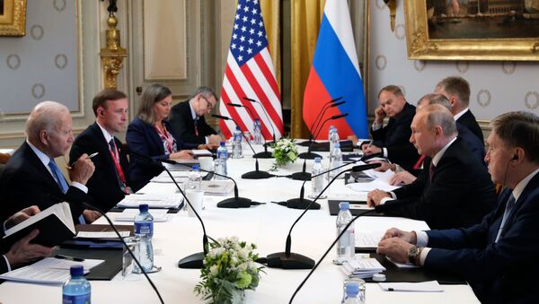 Президент РФ Владимир Путин и президент США Джо Байден во время российско-американских переговоров в расширенном составе на вилле Ла Гранж в Женеве - Sputnik Кыргызстан