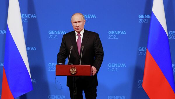 Президент России Владимир Путин проводит пресс-конференцию после саммита с президентом США Джо Байденом на вилле La Grange в Женеве, Швейцария. 16 июня 2021 года - Sputnik Кыргызстан