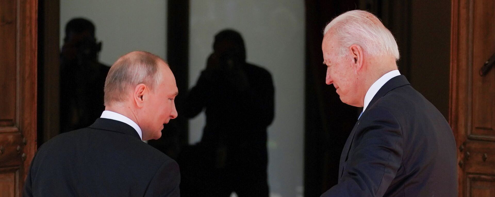 Президент США Джо Байден и президент России Владимир Путин встречаются на саммите США и России на вилле La Grange в Женеве, Швейцария. 16 июня 2021 года - Sputnik Кыргызстан, 1920, 16.06.2021