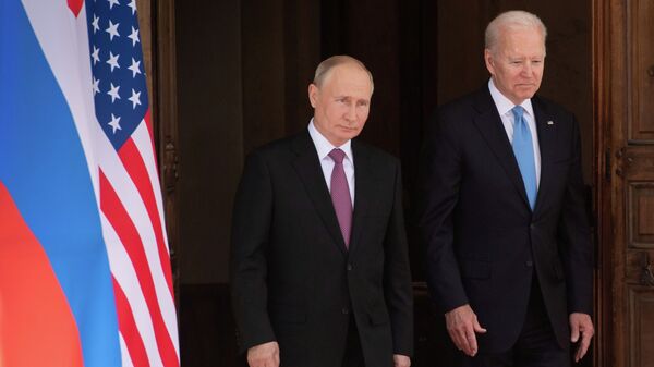 Президент США Джо Байден и президент России Владимир Путин встречаются на саммите США и России на вилле La Grange в Женеве, Швейцария. 16 июня 2021 года - Sputnik Кыргызстан