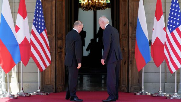 Президент США Джо Байден и президент России Владимир Путин встречаются на саммите США и России на вилле La Grange в Женеве, Швейцария. 16 июня 2021 года - Sputnik Кыргызстан