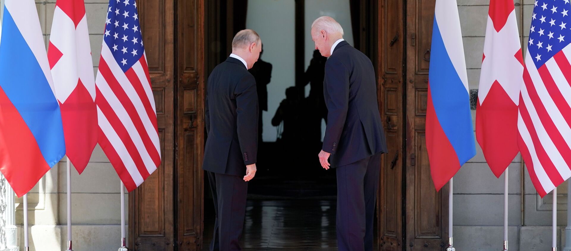 Президент США Джо Байден и президент России Владимир Путин встречаются на саммите США и России на вилле La Grange в Женеве, Швейцария. 16 июня 2021 года - Sputnik Кыргызстан, 1920, 17.06.2021