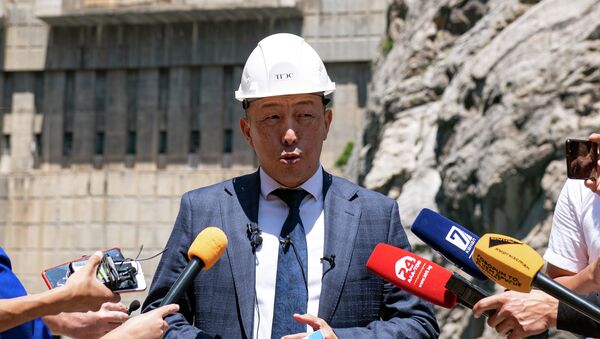 Министр энергетики и промышленности Доскул Бекмурзаев отвечает на вопросы журналистов во время пресс-тура в Токтогульскую ГЭС в Джалал-Абадской области - Sputnik Кыргызстан