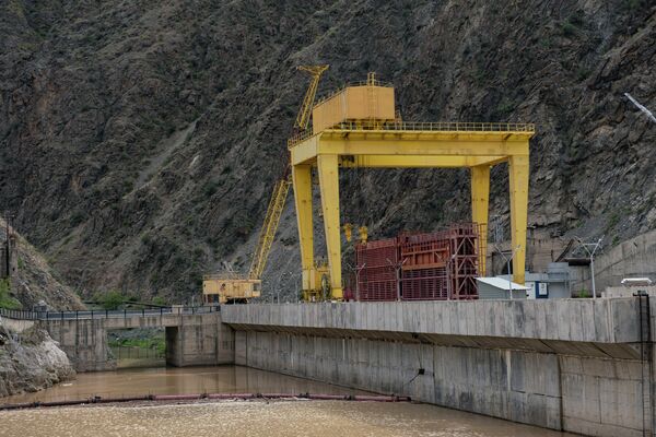 Салыштыра келгенде анча чоң эмес Камбар-Ата-2 ГЭСи. Ал Токтогул ГЭСинен жогорураак жакта, Нарын дарыясынын жээгиндеги Кара-Жыгач айылында жайгашкан. Азырынча бир агрегат иштеп жатат, экинчисин 2025-жылы эксплуатацияга берүү пландалган - Sputnik Кыргызстан