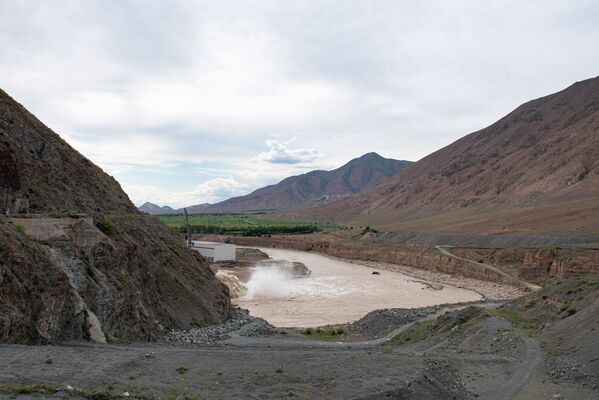 Камбар-Ата-2 ГЭСине суу түшүп жаткан учурдан бир көрүнүш - Sputnik Кыргызстан