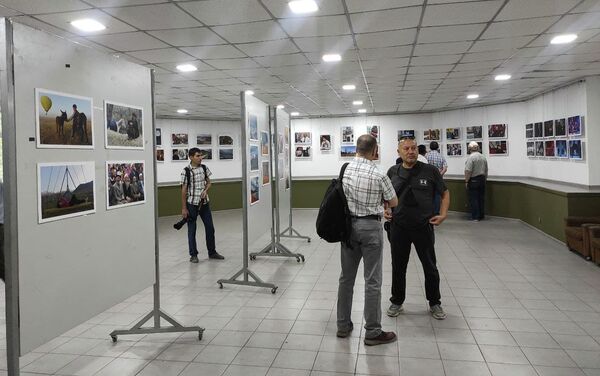 На выставке представлены работы двенадцати кыргызстанских фотографов - Sputnik Кыргызстан