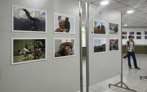 Куратор выставки, фотограф Игорь Сапожников, рассказал, что экспозиция посвящена памяти героев фронта и тыла, а также современному устройству страны - Sputnik Кыргызстан