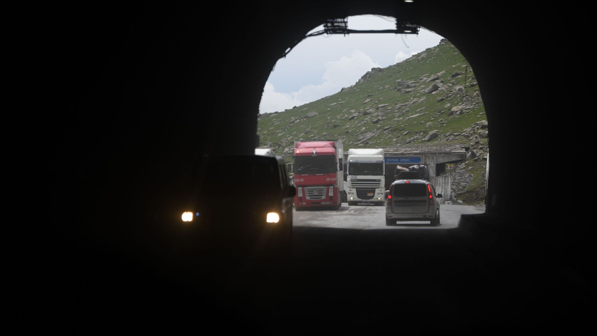 Автомобили проезжают тоннель на трассе Бишкек — Ош. Архивное фото - Sputnik Кыргызстан, 1920, 07.09.2022