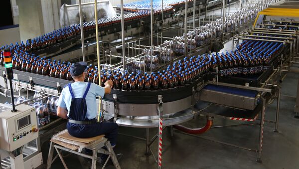 Работник у конвейера упаковки готовой пивной продукции. Архивное фото - Sputnik Кыргызстан