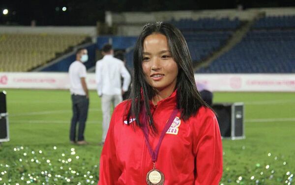 Женская сборная Кыргызстана по футболу (младше 20 лет) заняла третье место на турнире Центральноазиатской футбольной ассоциации среди женских молодежных сборных (CAFA Women's Championship) - Sputnik Кыргызстан