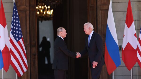Президент РФ Владимир Путин и президент США Джо Байден (справа) во время встречи в Женеве на вилле Ла Гранж - Sputnik Кыргызстан
