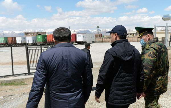 Президент подчеркнул, что улучшенная инфраструктура должна полностью соответствовать стандартам ЕАЭС и создать наиболее благоприятные условия для транспорта, пересекающего границу - Sputnik Кыргызстан