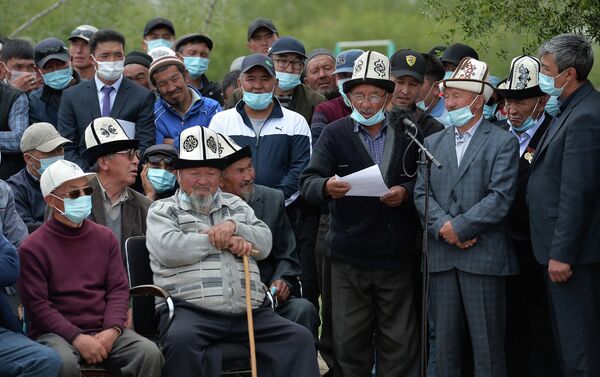 По словам президента, инвесторы из разных стран готовы вложить средства в реализацию проекта и в дотационном регионе могут появиться промышленные, текстильные и другие предприятия, производящие множество товаров - Sputnik Кыргызстан
