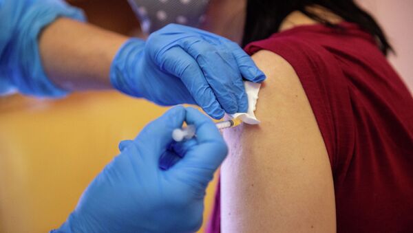 Женщина получает первую дозу вакцины Спутник V против COVID-19 - Sputnik Кыргызстан