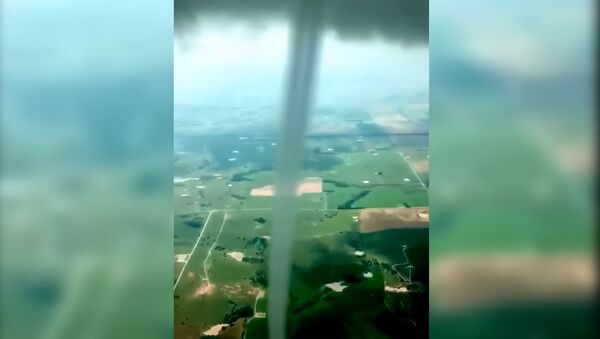 Пилот угодил в торнадо во время полета и снял это на видео - Sputnik Кыргызстан