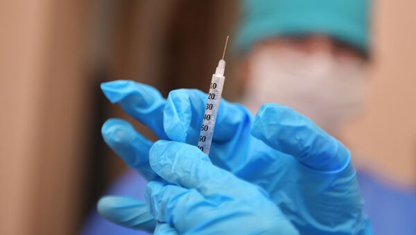 Медик готовит шприц с вакциной от коронавируса. Архивное фото - Sputnik Кыргызстан