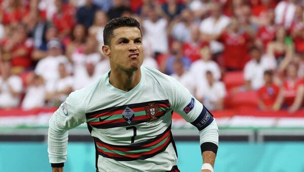 Нападающий сборной Португалии Криштиану Роналду празднует второй гол забитый в ворота Венгрии на Евро-2020. 15 июня 2021 года - Sputnik Кыргызстан