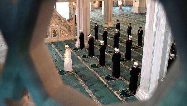 Муфтий во время молитвы в мечети. Архивное фото - Sputnik Кыргызстан