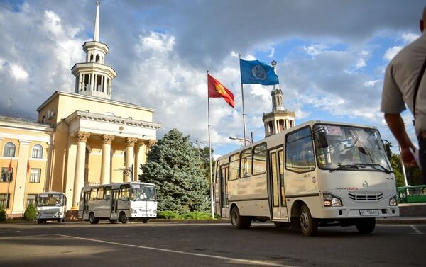 Ранее мэрия и указанная компания подписали меморандум о поставке тысячи автобусов в 2021–2023 годах и работе на основе аутсорсинга. 4 июня был подписан договор о поставке первой партии автобусов с газомоторными двигателями до 1 июля. Всего ожидается 350 единиц в течение года. - Sputnik Кыргызстан