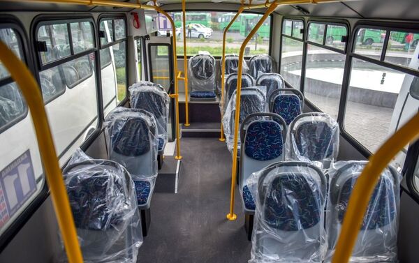 Эки эшиктүү автобуска 38 киши батат, анын ичинде 16сы орундукка отуруп барат - Sputnik Кыргызстан