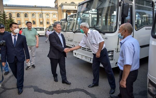 Длина автобусов составляет семь метров, имеются две двери. Вместимость — 38 человек, 16 сидячих мест. - Sputnik Кыргызстан
