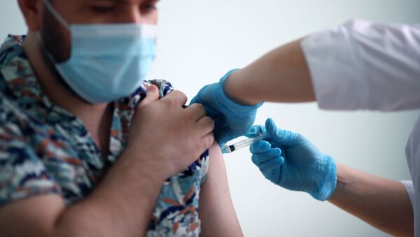 Мужчина во время вакцинации против COVID-19 - Sputnik Кыргызстан