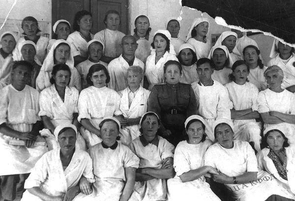 Персонал больницы № 4178. Среди них заведующая госпиталем (в военной форме) Э. Я. Лукоянова. Фрунзе, 1943 - Sputnik Кыргызстан