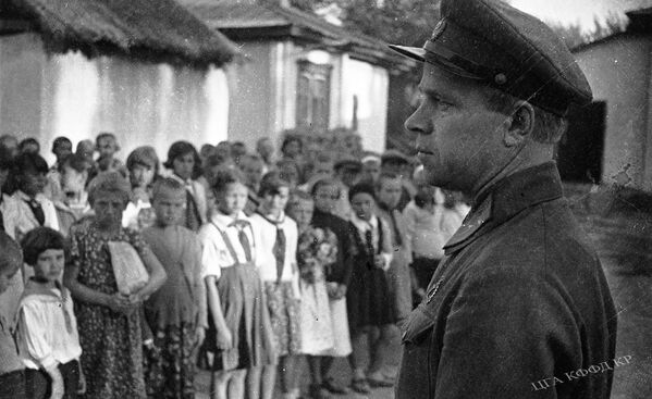 Встреча пионеров с солдатом с передовой. Фрунзе, 1942 - Sputnik Кыргызстан