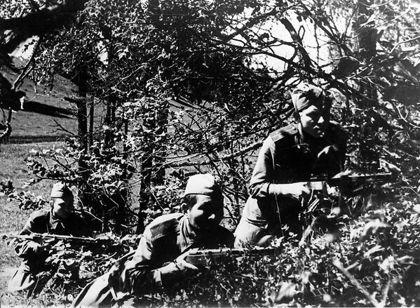Командир взвода автоматчиков И. М. Сагало в засаде с красноармейцами Асылбековым и Чайкой. 1943 - Sputnik Кыргызстан