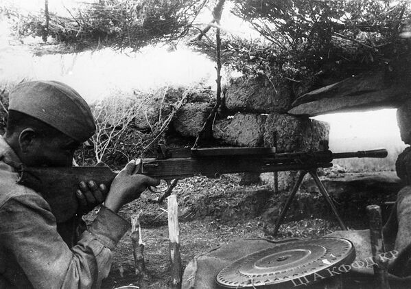 Военнослужащий У. Омаров, защищая западную часть города Ростова, устраивает засаду противнику. 1941 - Sputnik Кыргызстан