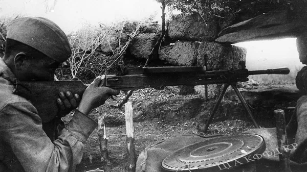 Военнослужащий У. Омаров, защищая западную часть города Ростова, устраивает засаду противнику из пулемета. 1941 г. - Sputnik Кыргызстан