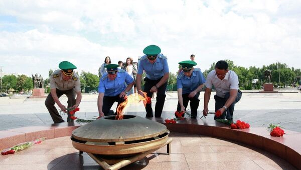 Сегодня на площади Победы в Бишкеке состоялось возложение цветов к Вечному огню - Sputnik Кыргызстан