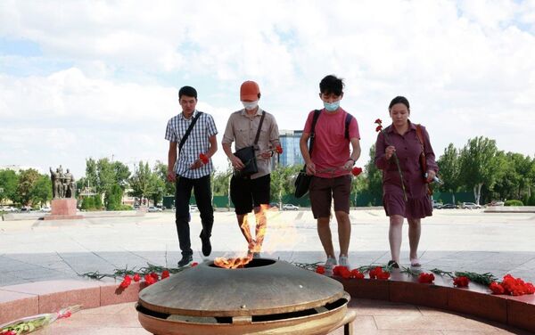 В 80-ю годовщину начала Великой Отечественной войны кыргызстанцы вспомнили тех, кто 1 418 дней сражался за родину. - Sputnik Кыргызстан