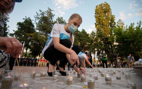 В Бишкеке прошла акция Свеча памяти, приуроченная к 80-летию начала Великой Отечественной войны. - Sputnik Кыргызстан