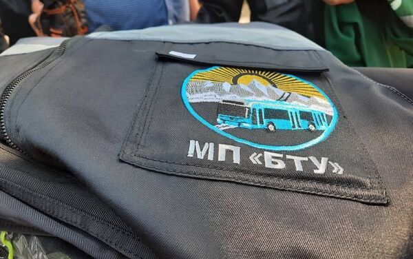 В первую очередь униформу выдали электромонтерам и кабельщикам энергохозяйства, которые обеспечивают бесперебойное функционирование контактной кабельной сети - Sputnik Кыргызстан