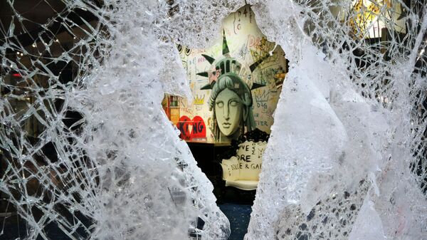Картина Статуи Свободы видна через разбитую витрину магазина. Архивное фото - Sputnik Кыргызстан