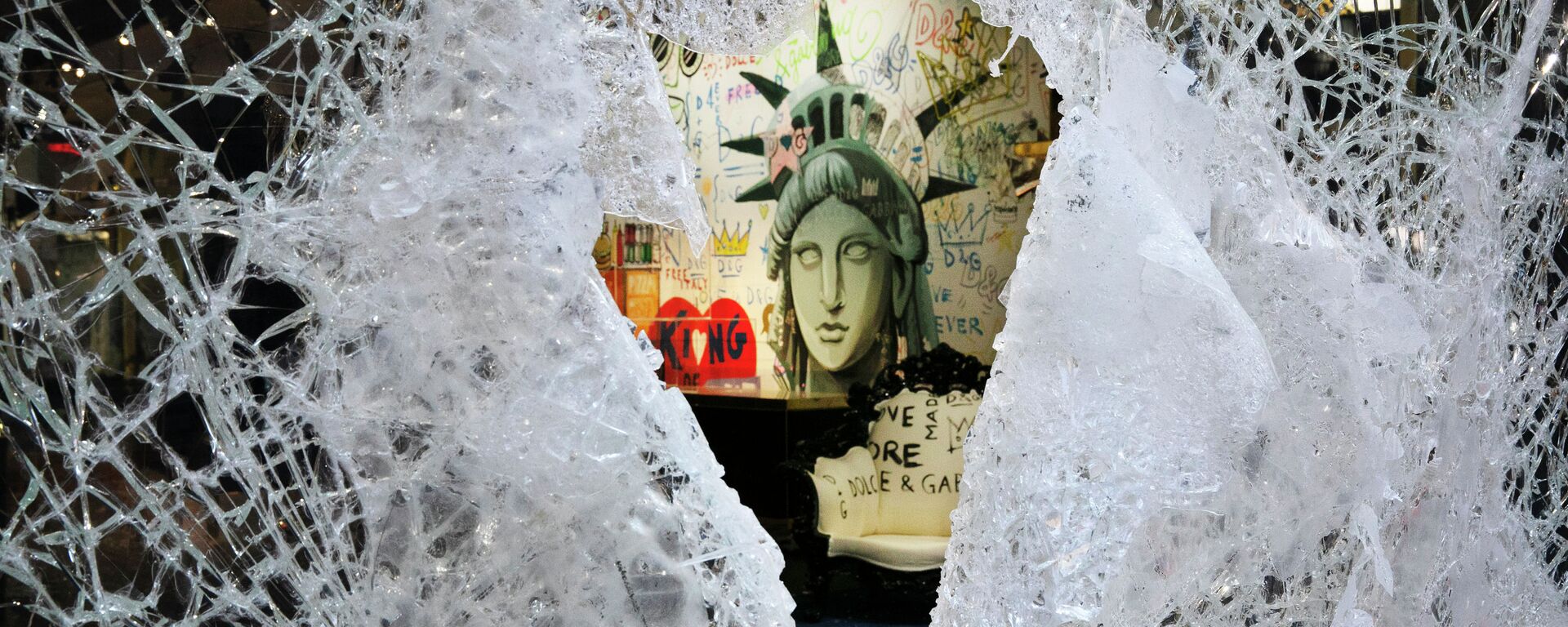Картина Статуи Свободы видна через разбитую витрину магазина в Нью-Йорке. Архивное фото - Sputnik Кыргызстан, 1920, 26.07.2021